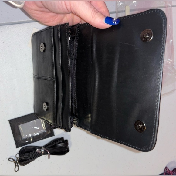 Sleek Black Messenger Bag with Adjustable Strap and Durable Material - Picture 4 of 9